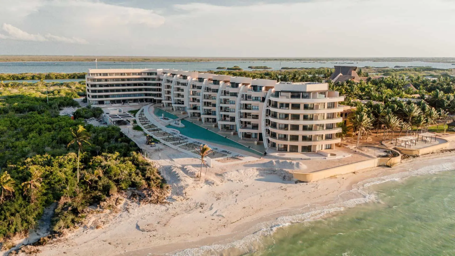 Vista de un edificio moderno en Telchac, Yucatán, con arquitectura contemporánea y posibles condominios o apartamentos.